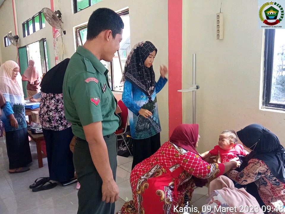 Babinsa Kopda Dhanu Dampingi Tim Nakes Lakukan Posyandu