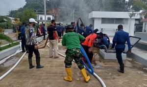 Plh. Danramil 06/Serasan Sigap Bersama Damkar Padamkan Kebakaran Pada Panel Listrik Plh. Danramil 06/Serasan Sigap Bersama Damkar Padamkan Kebakaran Pada Panel Listrik