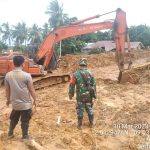 Bantu Evakuasi Korban Longsor Serasan, Babinsa Sertu Chaniago Harapkan Akses Jalan Terbuka Kembali Bantu Evakuasi Korban Longsor Serasan, Babinsa Sertu Chaniago Harapkan Akses Jalan Terbuka Kembali
