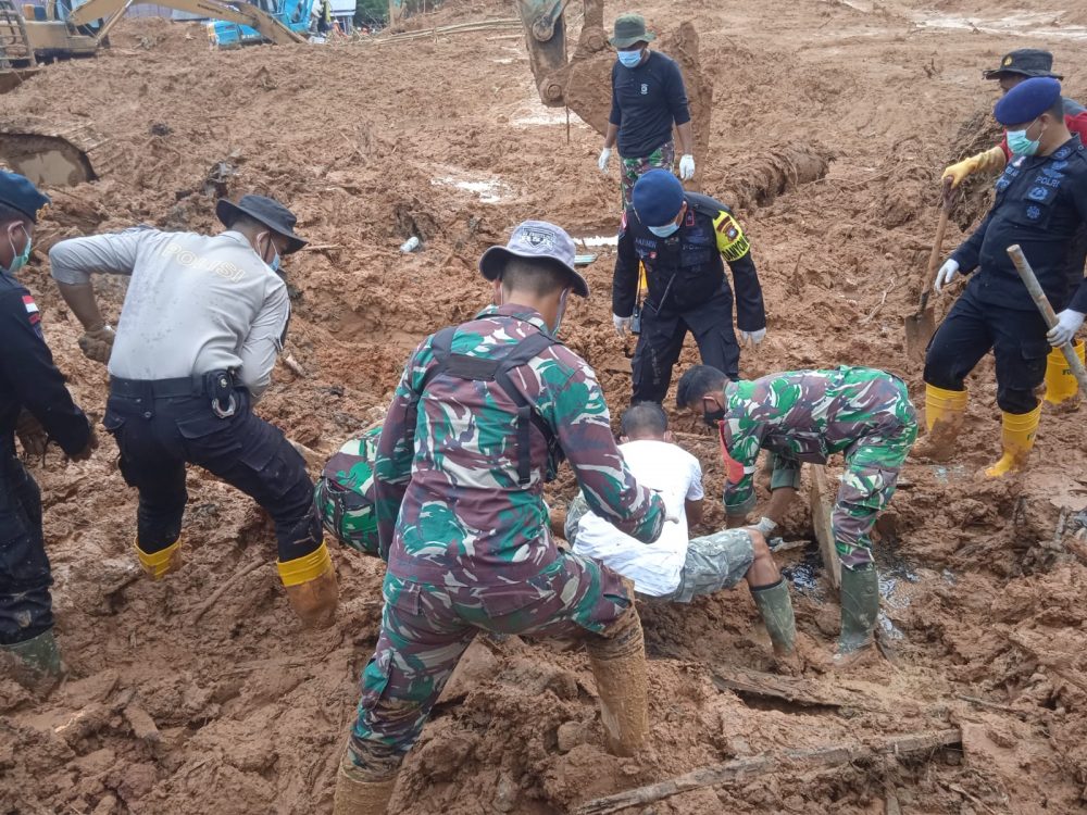 Tanpa Ragu, Babinsa Sertu Hendry Evakuasi Korban Tanah Longsor Serasan Gunakan Tangan