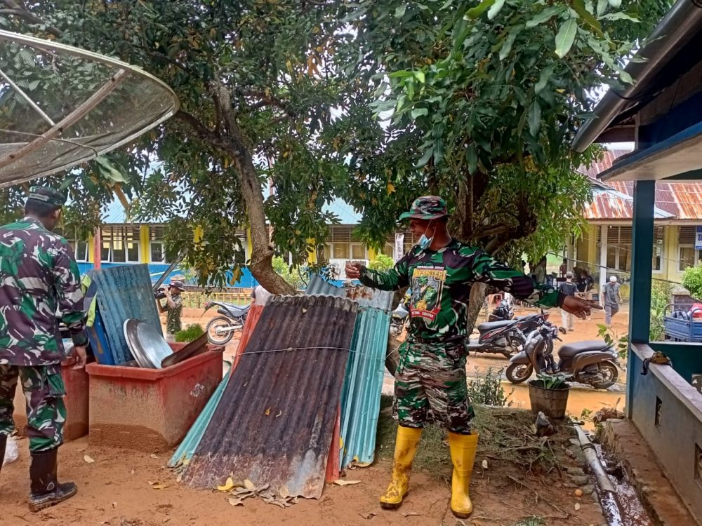 Plh. Danramil 06/Serasan Dampingi Danrem 033/WP Tinjau Rumah Warga Terdampak Longsor Plh. Danramil 06/Serasan Dampingi Danrem 033/WP Tinjau Rumah Warga Terdampak Longsor