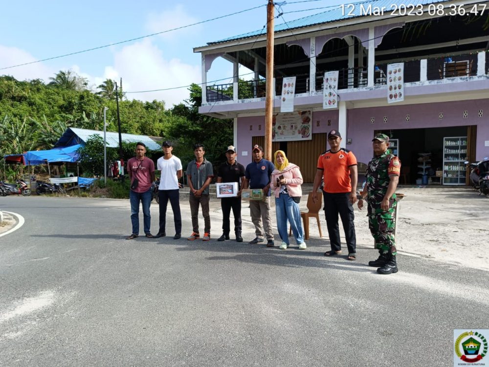 Babinsa Koramil 04/Letung Turut Kumpulkan Donasi Ke Jalan, Bantu Korban Terdampak Longsor Serasan Babinsa Koramil 04/Letung Turut Kumpulkan Donasi Ke Jalan, Bantu Korban Terdampak Longsor Serasan
