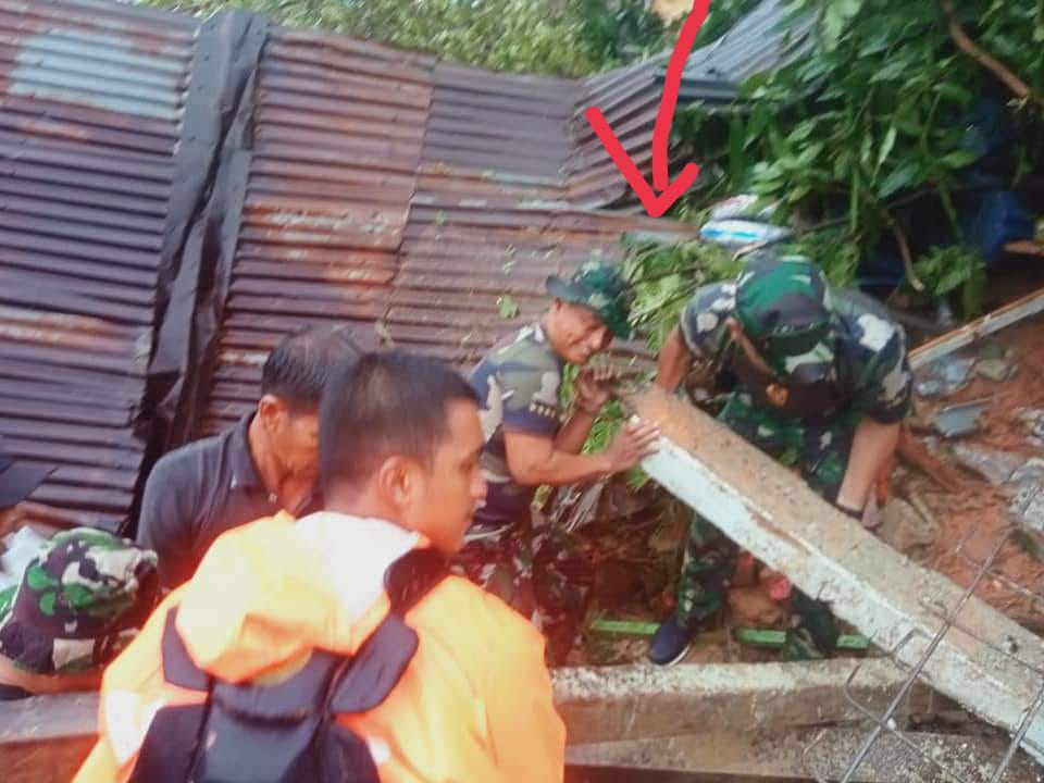 Plh. Danramil 06/Serasan Terus Bantu Tim SAR Gabungan Lakukan Evakuasi Korban Longsor Serasan
