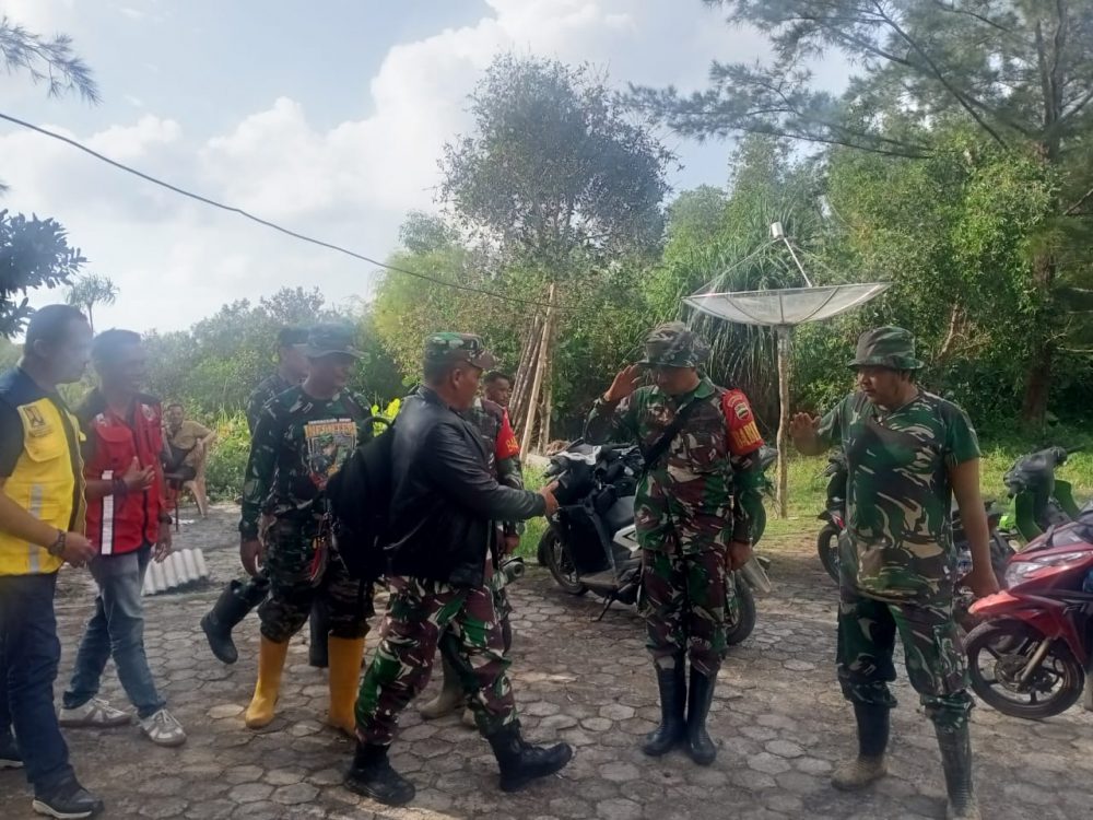 Danrem 033/WP Minta Personil 06/Serasan Bantu Warga Yang Terdampak Longsor Serasan Danrem 033/WP Minta Personil 06/Serasan Bantu Warga Yang Terdampak Longsor Serasan