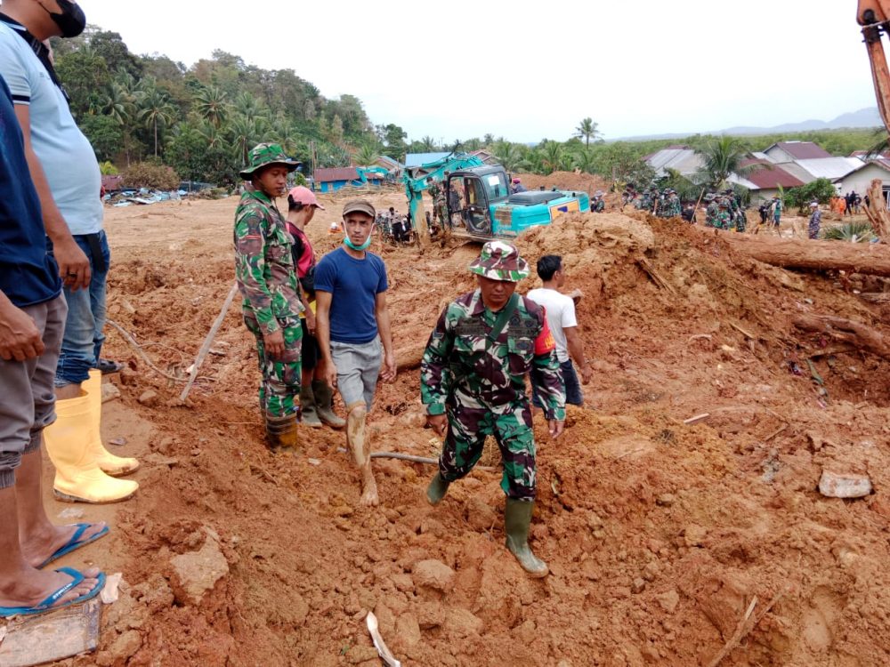 Bersama Tim SAR Gabungan, Babinsa Sertu Chaniago Terus Lakukan Upaya Pencarian Korban Longsor Serasan