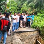 Dinas PUPR Perbaiki Ruas Jalan di Kecamatan V Koto Timur Yang Amblas Akibat Longsor