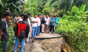 Dinas PUPR Perbaiki Ruas Jalan di Kecamatan V Koto Timur Yang Amblas Akibat Longsor