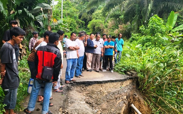 Dinas PUPR Perbaiki Ruas Jalan di Kecamatan V Koto Timur Yang Amblas Akibat Longsor
