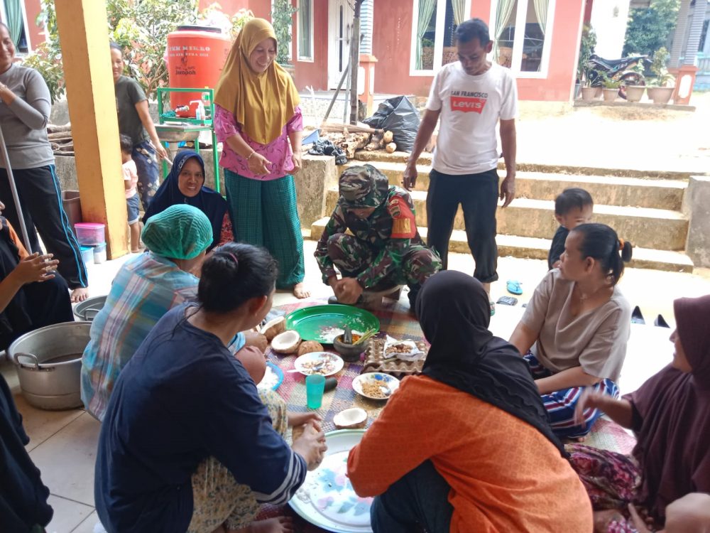 Pastikan Kebutuhan Pengungsi Terpenuhi, Serda Mawardi Tinjau Posko Pengungsian