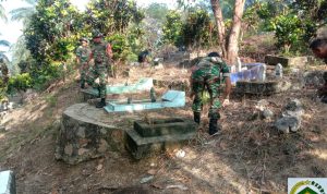 Sambut Bulan Suci Ramadhan, Koramil 04/Letung Goro Bersihkan Makam Bersama Warga Sambut Bulan Suci Ramadhan, Koramil 04/Letung Goro Bersihkan Makam Bersama Warga