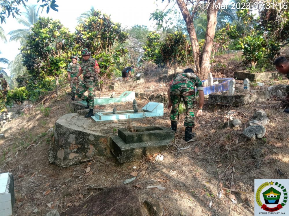 Sambut Bulan Suci Ramadhan, Koramil 04/Letung Goro Bersihkan Makam Bersama Warga