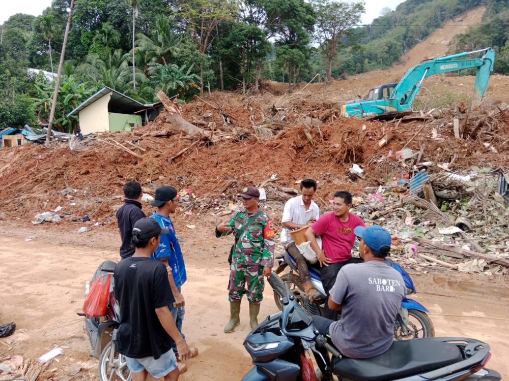 Babinsa Sertu Chaniago Himbau Warga Terdampak Longsor Waspada Saat Mencari Barang-Barang