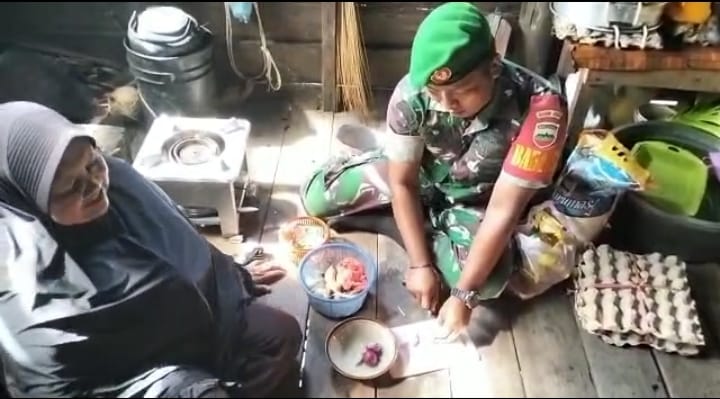 Melalui Program Babinsa Masuk Dapur, Koramil 04/Letung Serahkan Sembako Bagi Warga Kurang Mampu Melalui Program Babinsa Masuk Dapur, Koramil 04/Letung Serahkan Sembako Bagi Warga Kurang Mampu