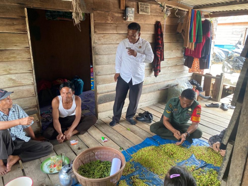 Melalui Komsos, Babinsa Serda Irwan Sambangi Rumah Warga