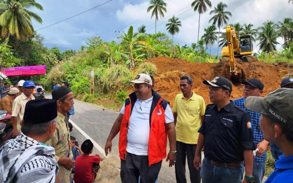 Bupati Padang Pariaman Turun Langsung Tinjau Jalan Yang Amblas di Kecamatan V Koto Timur