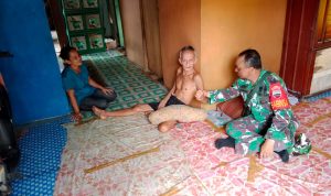 Wujud Kepedulian, Babinsa Sertu Chaniago Jenguk Warga Yang Sakit