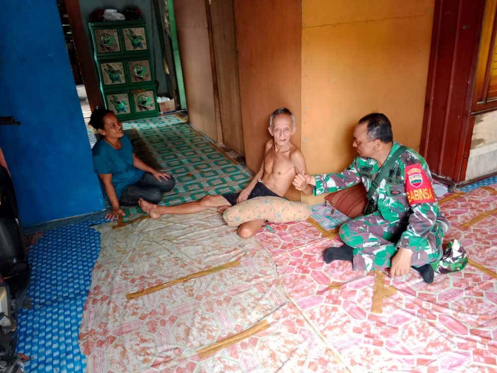 Wujud Kepedulian, Babinsa Sertu Chaniago Jenguk Warga Yang Sakit Wujud Kepedulian, Babinsa Sertu Chaniago Jenguk Warga Yang Sakit