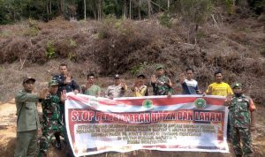 Musim Kemarau, Babinsa Koramil 04/Letung Gencar Sosialisasi Bahaya Karhutla