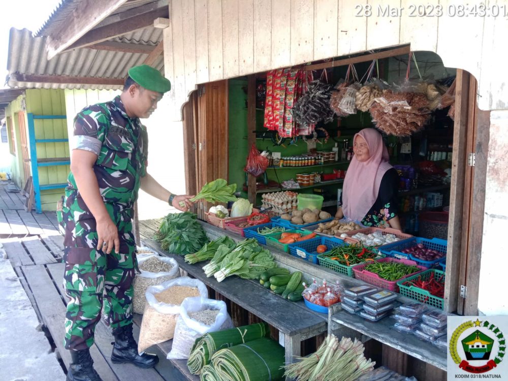 Berikan Rasa Aman, Babinsa Syamsul Sambangi Para Pedagang