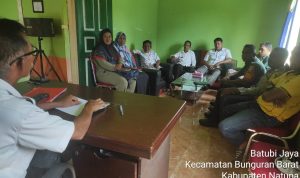 Babinsa Sertu Nurdin Hadiri Rapat Musyawarah Peningkatan Prasarana Olahraga Desa Batubi Jaya