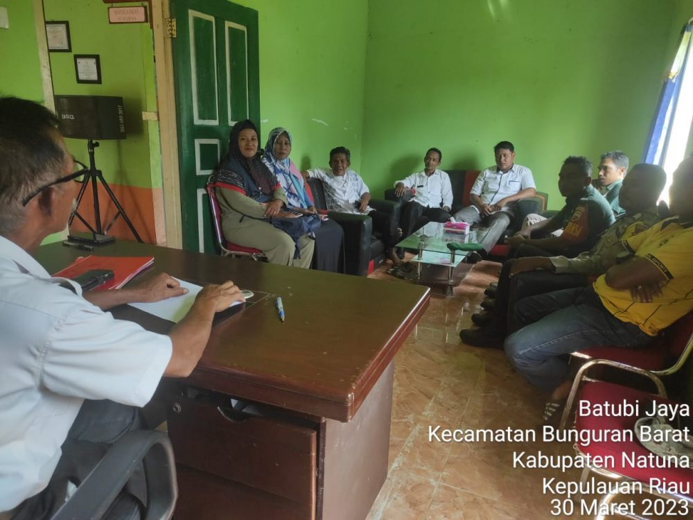 Babinsa Sertu Nurdin Hadiri Rapat Musyawarah Peningkatan Prasarana Olahraga Desa Batubi Jaya