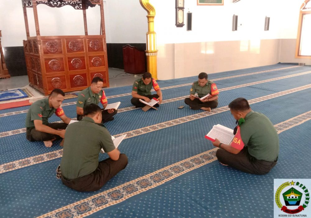 Salut! Personil Koramil 04/Letung Bertadarus Usai Sholat Tarawih Berjamaah Salut! Personil Koramil 04/Letung Bertadarus Usai Sholat Tarawih Berjamaah