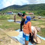 Keren! Babinsa Koramil 04/Letung Bantu Warga Petani Jemur Padi Keren! Babinsa Koramil 04/Letung Bantu Warga Petani Jemur Padi