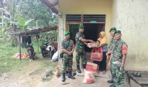 Peduli Sesama, Koramil 06/Serasan Berikan Bantuan Terhadap Keluarga Korban yang Tertimpa Pohon
