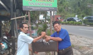 Surau Al – Amanah Terima Bantuan Sejadah Untuk Imam