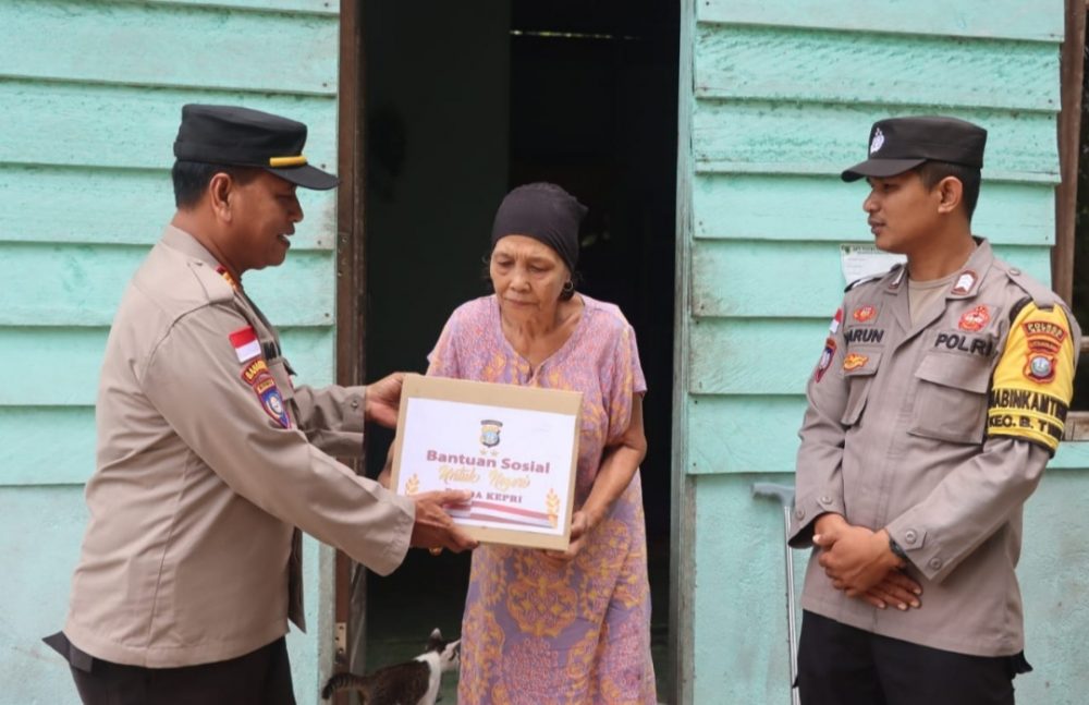 Polres Natuna bagikan 20 Paket Sembako Kepada  Masyarakat Kurang Mampu