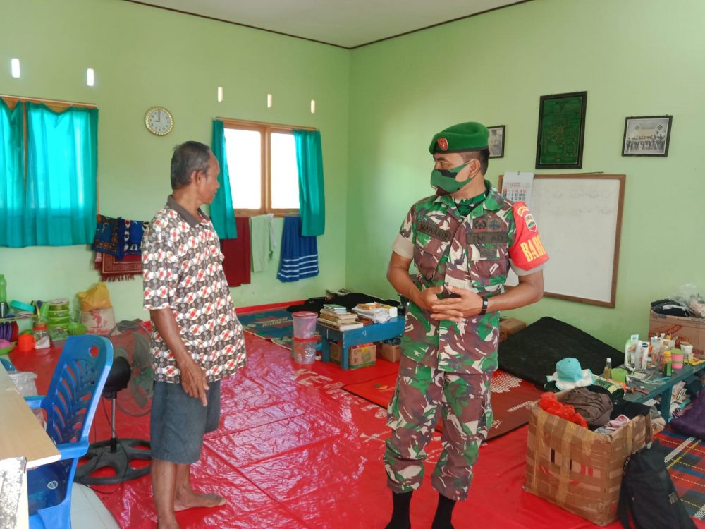 Babinsa Serda Mawardi Terus Pantau Para Pengungsi Korban Longsor Serasan