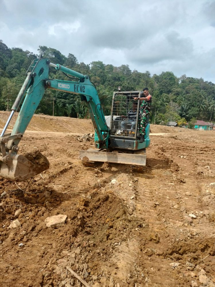 Babinsa Sertu Hendry Bantu Operator Alat Berat, Pilihkan Lingkungan Pasca Longsor