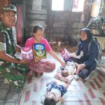 Babinsa Serda Nanda Bersama Tim Puskesmas Lakukan Pengecekan Gizi Terhadap Bayi Kembar di Desa Mampok Babinsa Serda Nanda Bersama Tim Puskesmas Lakukan Pengecekan Gizi Terhadap Bayi Kembar di Desa Mampok