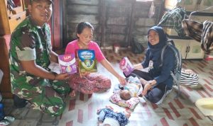 Babinsa Serda Nanda Bersama Tim Puskesmas Lakukan Pengecekan Gizi Terhadap Bayi Kembar di Desa Mampok