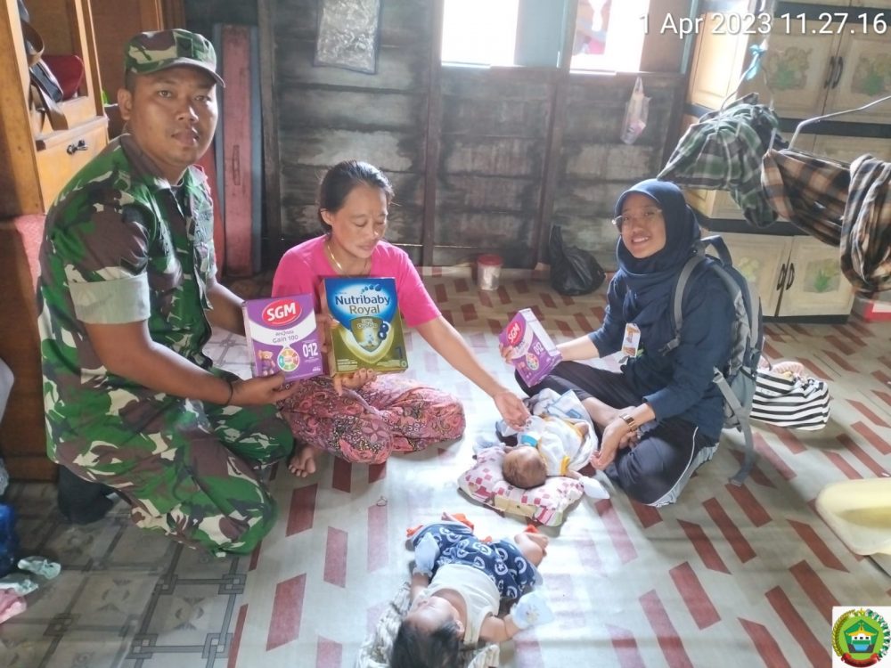 Babinsa Serda Nanda Bersama Tim Puskesmas Lakukan Pengecekan Gizi Terhadap Bayi Kembar di Desa Mampok Babinsa Serda Nanda Bersama Tim Puskesmas Lakukan Pengecekan Gizi Terhadap Bayi Kembar di Desa Mampok