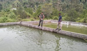 Jalin Silaturrahmi, Babinsa Serda Nanda Komsos Dengan Warga Pembudidaya Ikan Nila