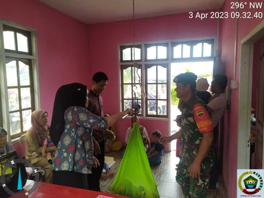 Babinsa Kopda Andri Dampingi Nakes, Lakukan Posyandu Terhadap Balita