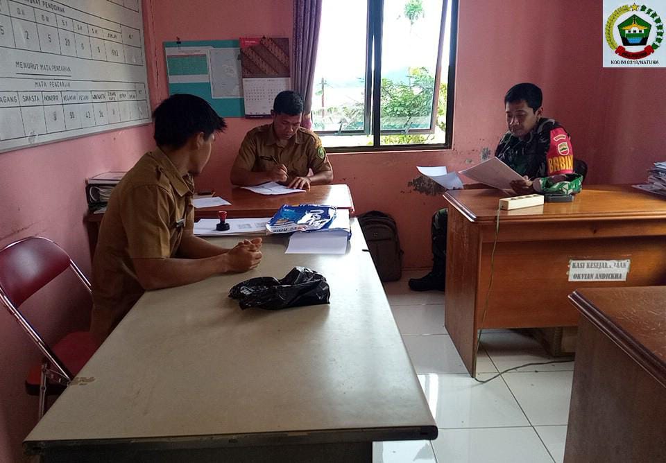 Jalin Koordinasi, Babinsa Kopda Dhanu Komsos Dengan Perangkat Desa Sabang Mawang