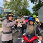 Jelang Berbuka Puasa, Kapolsek Batam Kota Bersama Anggota dan Bhayangkari Bagikan Takjil Untuk Masyarakat Jelang Berbuka Puasa, Kapolsek Batam Kota Bersama Anggota dan Bhayangkari Bagikan Takjil Untuk Masyarakat