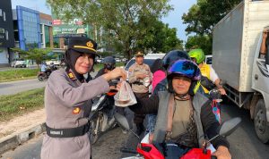 Jelang Berbuka Puasa, Kapolsek Batam Kota Bersama Anggota dan Bhayangkari  Bagikan Takjil Untuk Masyarakat