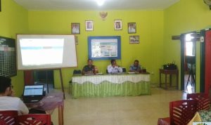 Babinsa Kopda Pamuji Hadiri Rapat Verifikasi Pendataan Kemiskinan Ekstrem Desa Sedarat Baru