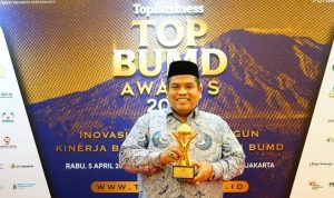 Bupati Padang Pariaman Terima Penghargaan Top BUMD Awards 2023
