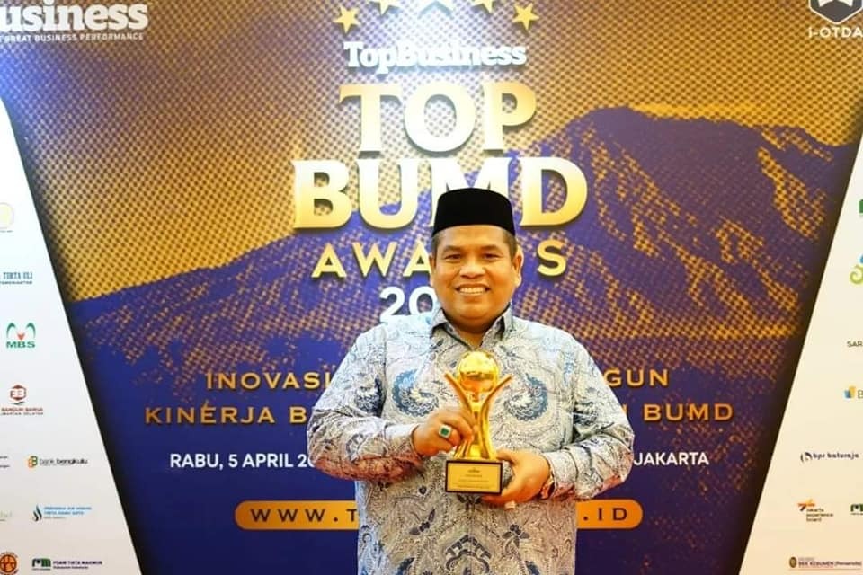 Bupati Padang Pariaman Terima Penghargaan Top BUMD Awards 2023