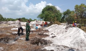 Tinjau Pengerjaan Rumah Bantuan Korban Terdampak Longsor, Babinsa Sertu Hendry Berharap Penerima Tepat Sasaran