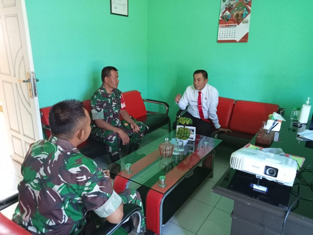 Jalin Koordinasi, Babinsa Serka Saroji Silaturrahmi Dengan Camat Subi Jalin Koordinasi, Babinsa Serka Saroji Silaturrahmi Dengan Camat Subi