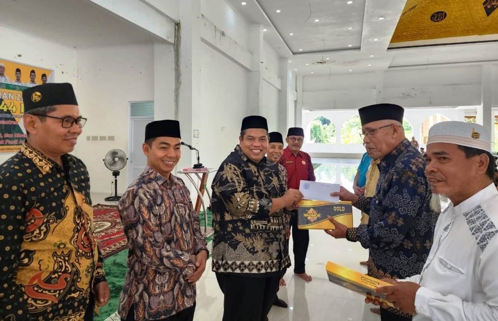 Bupati Padang Pariaman Salurkan Zakat Dalam Program Ramadhan Bahagia