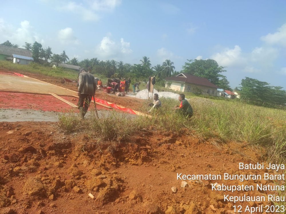 Pantau Proses Renovasi Lapangan Bola Volly, Babinsa Sertu Nurdin Ingatkan Para Pekerja Utamakan Faktor Keselamatan Pantau Proses Renovasi Lapangan Bola Volly, Babinsa Sertu Nurdin Ingatkan Para Pekerja Utamakan Faktor Keselamatan