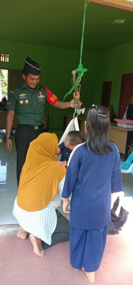 Babinsa Serda Sianipar Dampingi Kegiatan Posyandu Balita Desa Subi Babinsa Serda Sianipar Dampingi Kegiatan Posyandu Balita Desa Subi