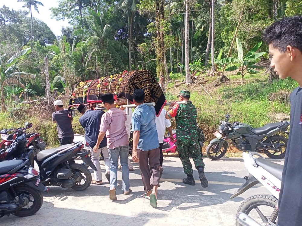 Hadir Ditengah Duka Masyarakat, Babinsa Sertu Chaniago Bantu Proses Pemakaman Salah Seorang Warga Binaan