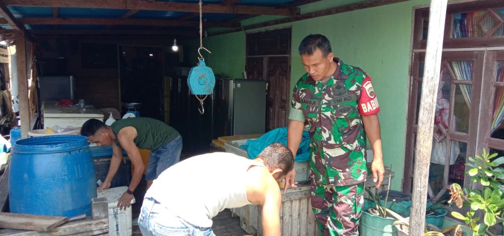 Jalin Komsos, Babinsa Serka Saroji Bantu Warna Nelayan Kemas Ikan
